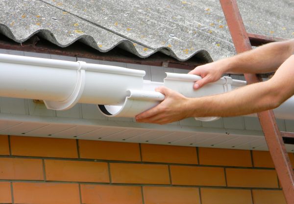 Gutter Hanging in Kingwood